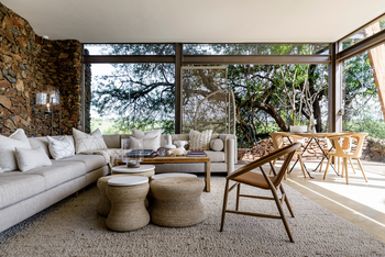 Singita Faru Faru Lodge: Sofas in der Lounge