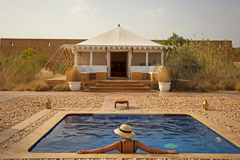 Sujan The Serai: Blick vom privaten Pool (Stufenbecken) auf das Zelt