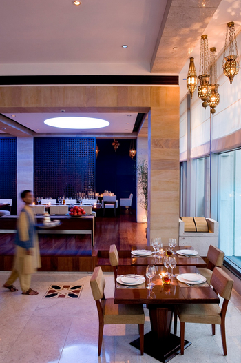 Taj Mahal Tower: Souk Restaurant