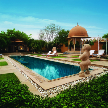 The Oberoi Rajvilas: Skulptur am Pool