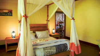 Arusha Safari Lodge: Romantisches Himmelbett mit Rosenblüten Dekor