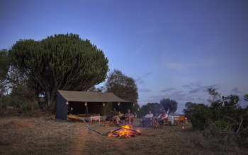 Borana Lodge Borana Lodge: Stuhlkreis um Lagerfeuer bei Dämmerung