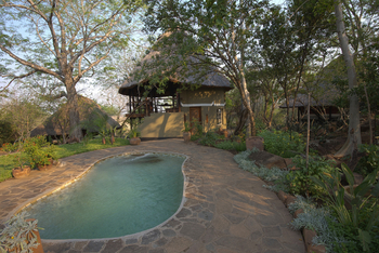 Chilo Gorge Safari Lodge: Pool im Self Catering Nhambo-Camp