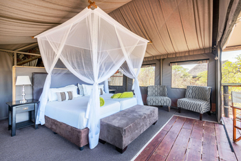 Eagle Tented Lodge: Doppelbett mit Moskitonetz