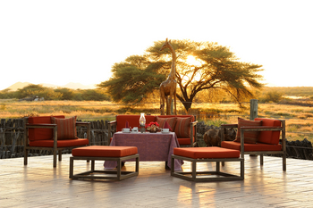 Frans Indongo Safari Lodge: Terrasse mit Holzgiraffe