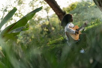 Gibb's Farm: Frau spielt Gitarre