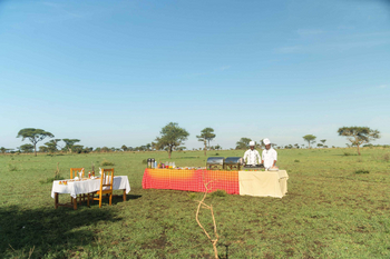 Ikoma Tented Camp: Frühstücksbuffet im grünen mit Personal