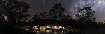 KaingU Safari Lodge: Lodge bei Nacht