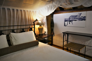 Kubu Lodge: Bett mit Moskitonetz