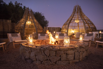 Long Lee Manor: Laternen am Feuer