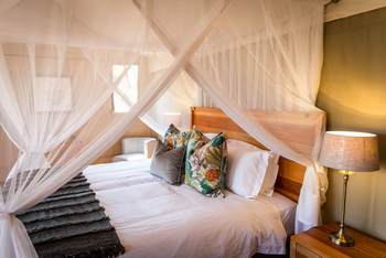 Mankwe Tented Retreat: Bett mit Moskitonetz