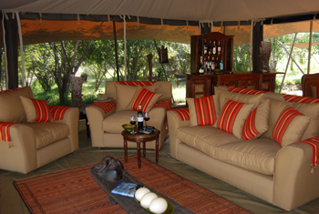 Mara Ngenche Safari Camp: Lounge mit Sitzgelegenheiten