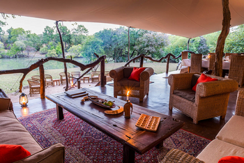 Mukambi Fig Tree Bush Camp: Zwei Sessel im Loungebereich