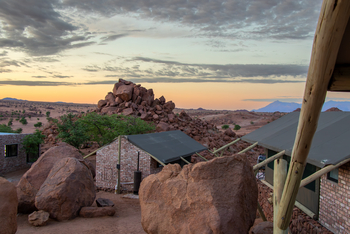 Ondjamba Hills: Lage zwischen Felsen