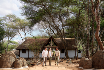 Sanctuary Swala: Gäste mit Guide im Camp