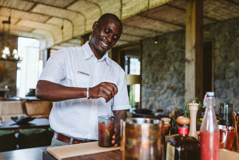 Singita Kwitonda Lodge: Barman