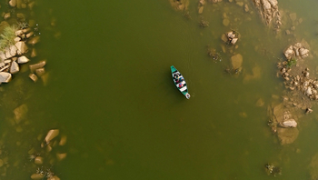 The Sarai at Toria: Boot zwischen Felsen