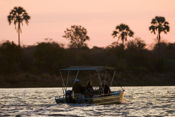 Toka Leya Camp Toka Leya Camp: Bootsfahrt Sonnenuntergang