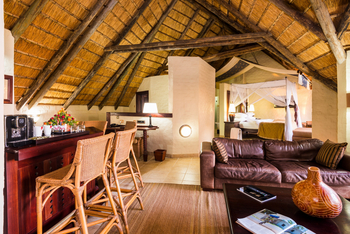 David Livingstone Safari Lodge: Suite unter Reetdach