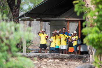 Davison's Camp: Kinder winken