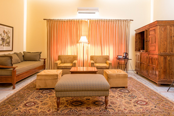 Dev Vilas: Suite - Sessel und Coffee Table