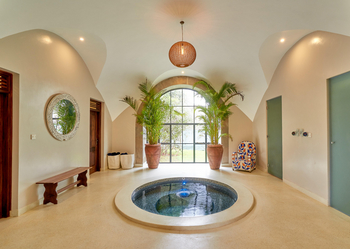 Giraffe Manor: Whirl Pool