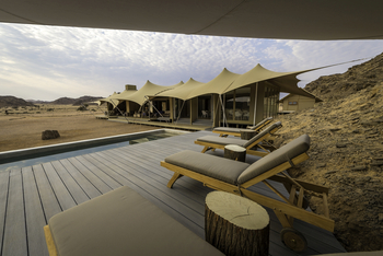 Hoanib Skeleton Coast Camp: Liegestühle auf dem Pooldeck