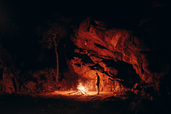 Huab Lodge: Feuer bei Nacht