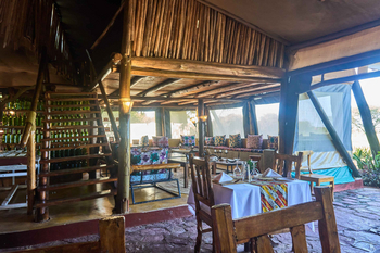 Ikoma Tented Camp: Rustikales Holzinterior mit afrikanischen Mustern