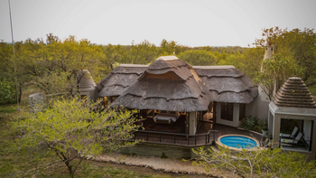 Jamala Madikwe: Holzdeck mit Pool und Loungesessel