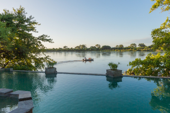 Kanyemba Lodge: Boot vor dem Infinity Pool