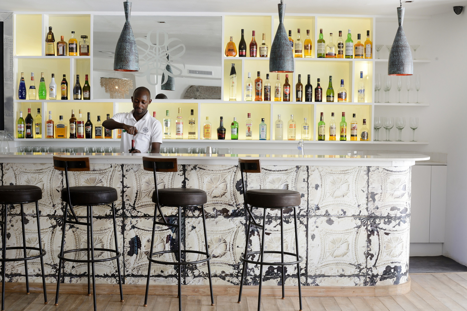 Latitude 15 Latitude 15: Bar