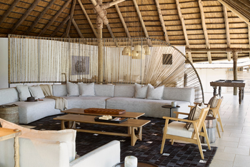 Lolelunga Private Reserve: Loungebereich mit großem Sofa