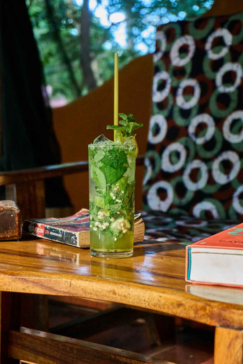 Migunga Tented Camp: Holz Tisch mit Minz Mojito und Bücher