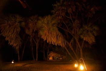 Saruni Rhino Camp: Laternen vor Camp Swara House