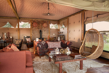 Somalisa Camp Somalisa Camp: Lounge mit Schaukelstuhl