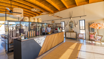 The Desert Grace: Bar bei Tageslicht