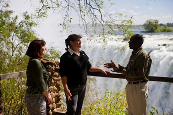 Toka Leya Camp Toka Leya Camp: Guide mit Touristen