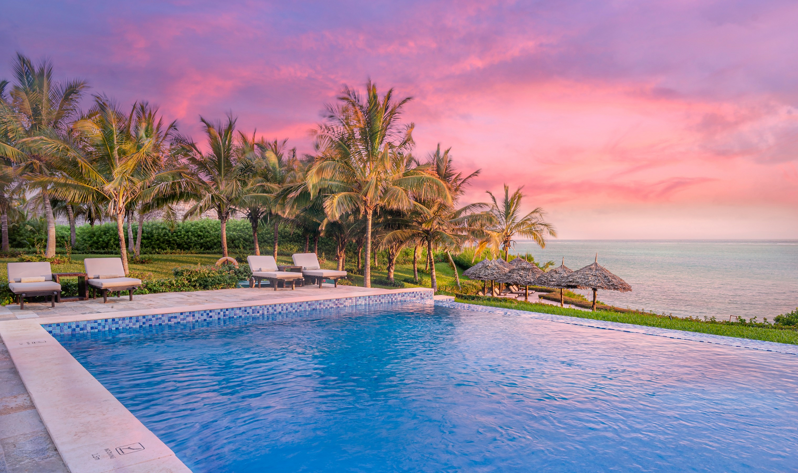 Zawadi Hotel Zawadi Hotel: Pool mit Blick auf das Meer