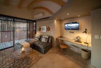 Anderssons at Ongava: Schreibtisch und Tagesbett