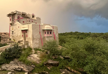 Brij Lakshman Sagar: Schloss im Monsun