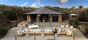 Elewana Lodo Springs: Terasse mit Außenbar