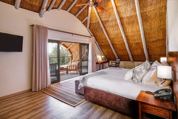 Ilala Lodge: Standard Suite - Bett mit Blick