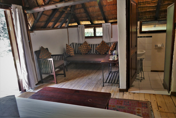 Kubu Lodge: Lounge und Bad