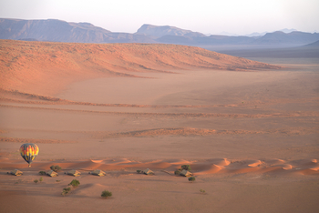 Kwessi Dunes: Heißluftballon über dem Camp