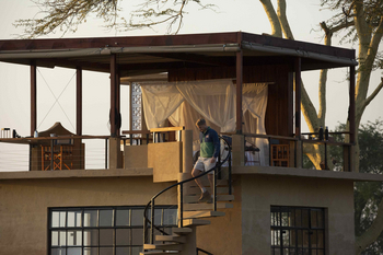 Lion House Sleep-out: Offenes Schlafdeck mit Wendeltreppe
