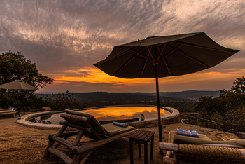 Mihingo Lodge: Spiegelung im Pool