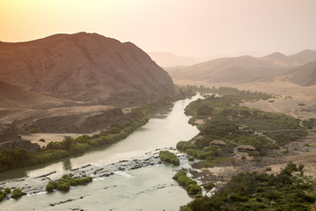 Serra Cafema Serra Cafema: Kunene-Fluss und Camp von oben