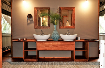 Setari Camp: Doppelwaschtisch