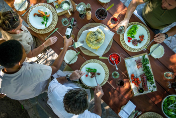 Singita Castleton: Gäste genießen Busch-Lunch am schattigen Holztisch
